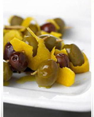 Оливки, маринованные в водке, джине и вермуте