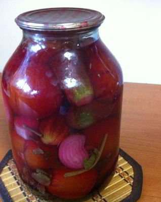Помидоры маринованные со свеклой и огурцами
