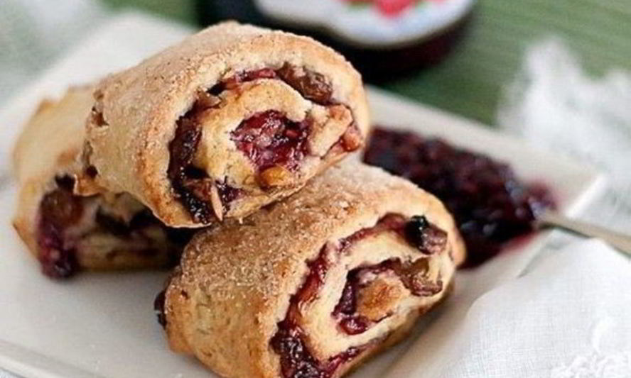 Рецепт булочек к чаю с малиновым вареньем