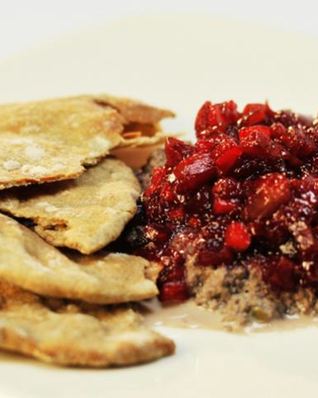 Галета с паштетом из говяжьего сердца и вареньем из яблок