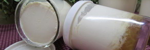 йогурт с вареньем