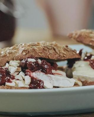 Шведские хлебцы с сыром бри и вишневым вареньем