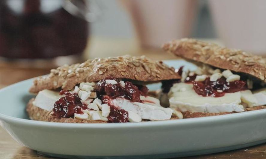 Рецепт шведских хлебцев с сыром бри и вишневым вареньем