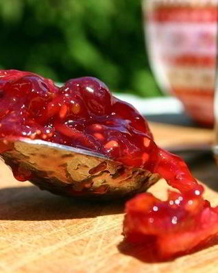 Варенье из крыжовника с клубникой, малиной и апельсином