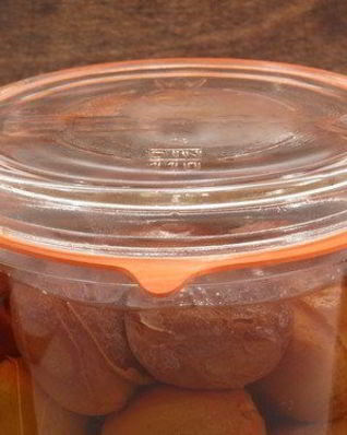 Ароматный маринованный чернослив в арманьяке