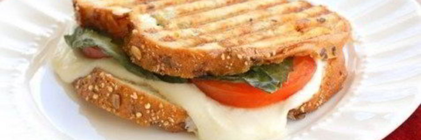 Бутерброд Капрезе с соусом