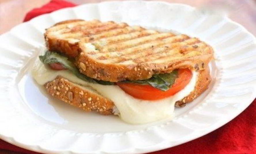 Рецепт бутерброда капрезе с соусом