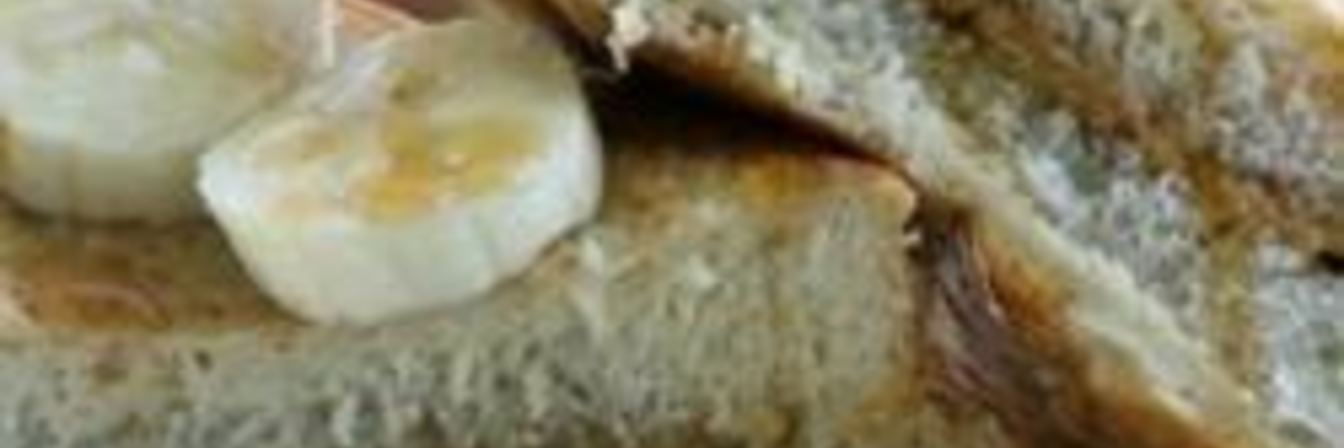 Бутерброд с бананами и арахисовой пастой