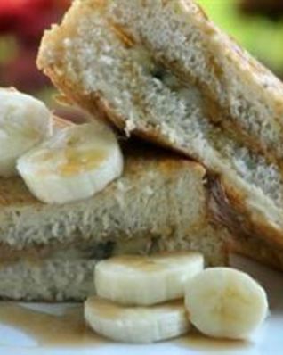 Бутерброд с бананами и арахисовой пастой