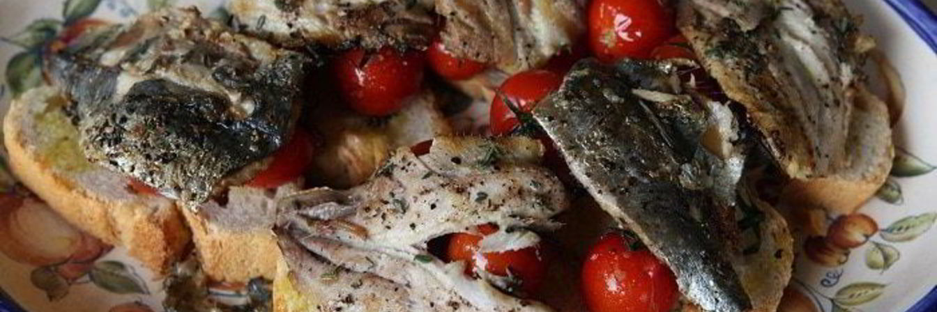 Бутерброд с сардинками и помидорами