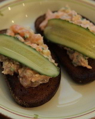 Бутерброд с семгой и солеными огурцами