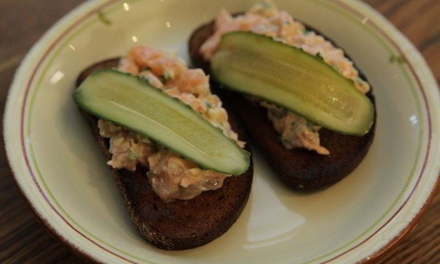 Рецепт бутерброда с семгой и солеными огурцами