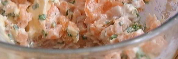 бутерброд с семгой и солеными огурцами