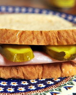 Бутерброд с солеными огурцами