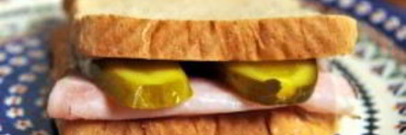 бутерброд с солеными огурцами