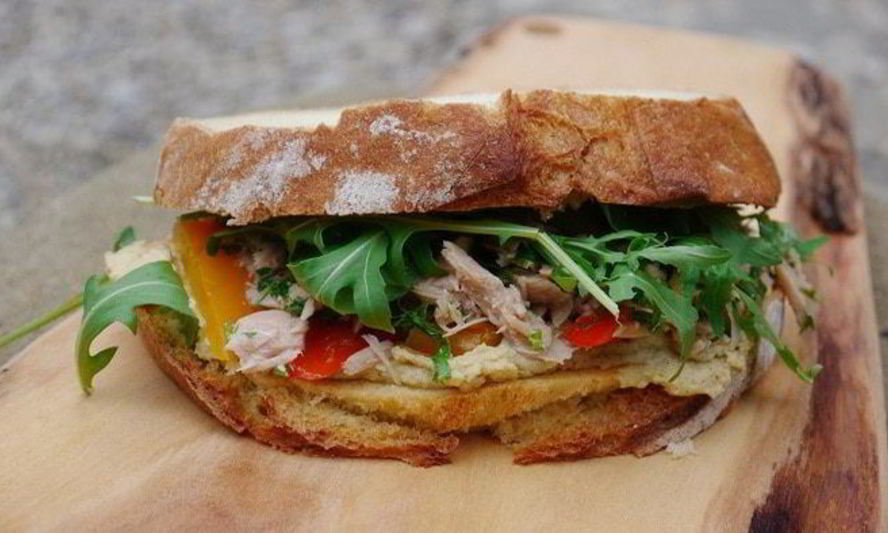 Рецепт бутерброда с тунцом, запеченным перцем и хумусом