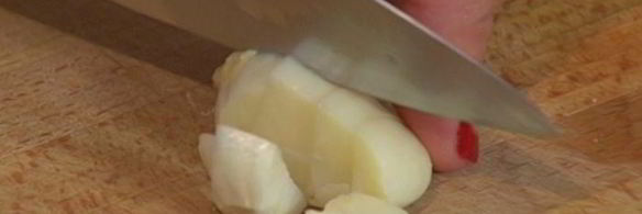 бутерброд с тунцом, запеченным перцем и хумусом