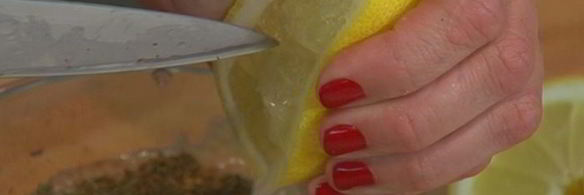 бутерброд с тунцом, запеченным перцем и хумусом