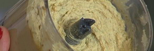 бутерброд с тунцом, запеченным перцем и хумусом