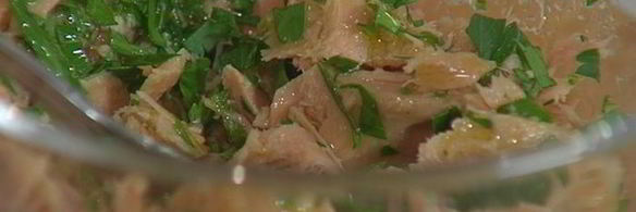 бутерброд с тунцом, запеченным перцем и хумусом