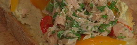 бутерброд с тунцом, запеченным перцем и хумусом