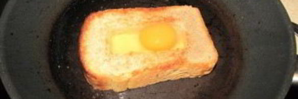 бутерброд с яйцом на сковороде