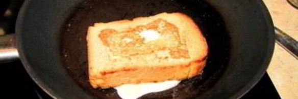 бутерброд с яйцом на сковороде