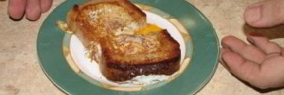 бутерброд с яйцом на сковороде