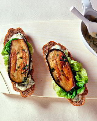 Бутерброд с жареным баклажаном