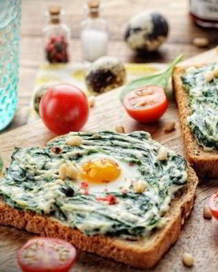 Бутерброд со шпинатом, творожным сыром и перепелиным яйцом