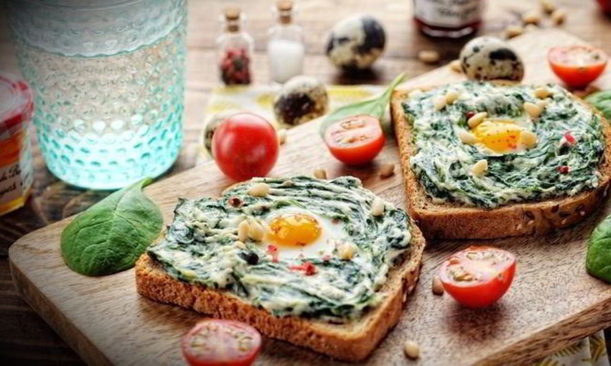 Рецепт бутерброда со шпинатом, творожным сыром и перепелиным яйцом