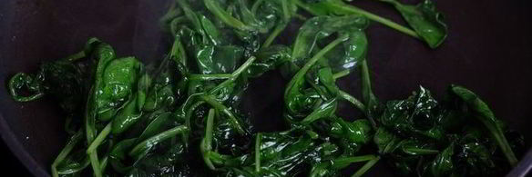 бутерброд со шпинатом, творожным сыром и перепелиным яйцом