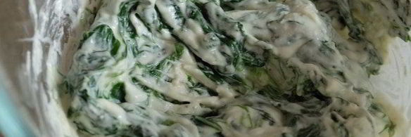 бутерброд со шпинатом, творожным сыром и перепелиным яйцом