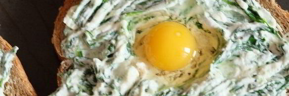 бутерброд со шпинатом, творожным сыром и перепелиным яйцом