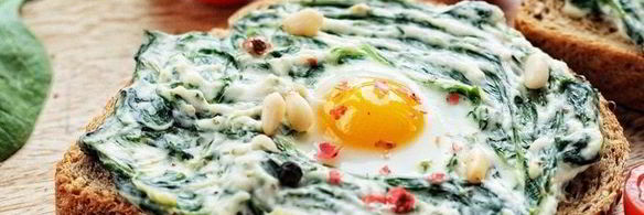 бутерброд со шпинатом, творожным сыром и перепелиным яйцом