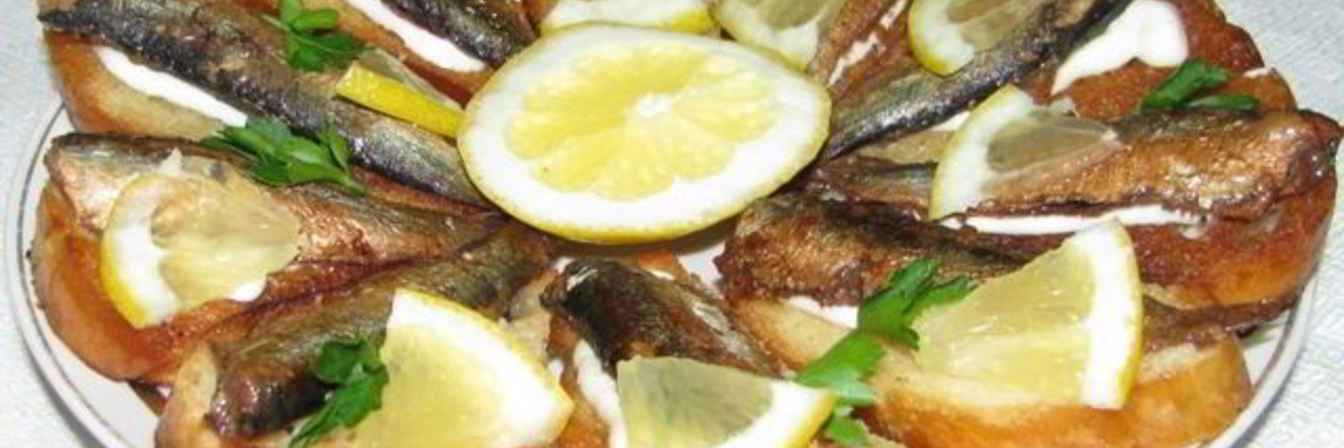 Бутерброд со шпротами и солеными огурцами