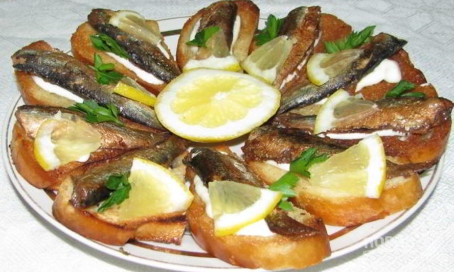 Рецепт бутерброда со шпротами и солеными огурцами