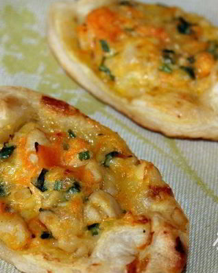 Бутерброды из слоеного теста с сыром, курицей и морковью