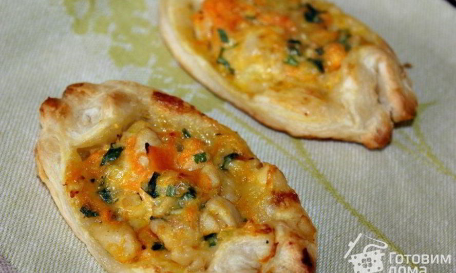 Рецепт бутербродов из слоеного теста с сыром, курицей и морковью