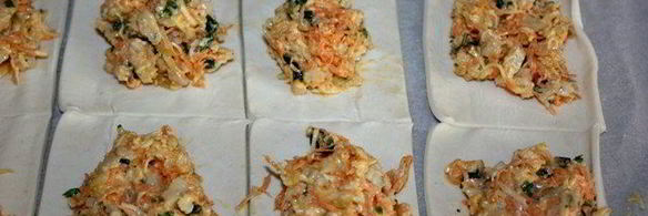 бутерброды из слоеного теста с сыром, курицей и морковью