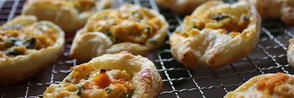 бутерброды из слоеного теста с сыром, курицей и морковью