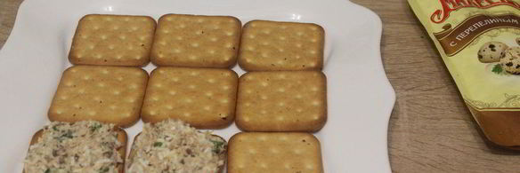 бутерброды на крекерах с сардинами