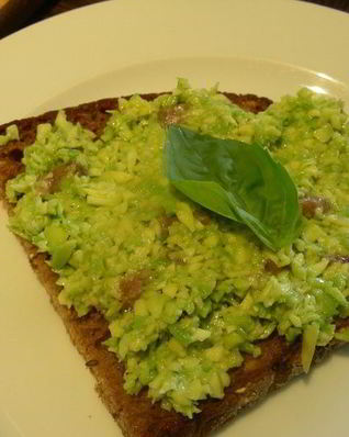 Бутерброды с авокадо и анчоусами