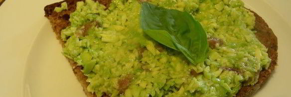 бутерброды с авокадо и анчоусами