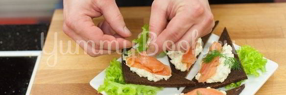 бутерброды с авокадо и лососем