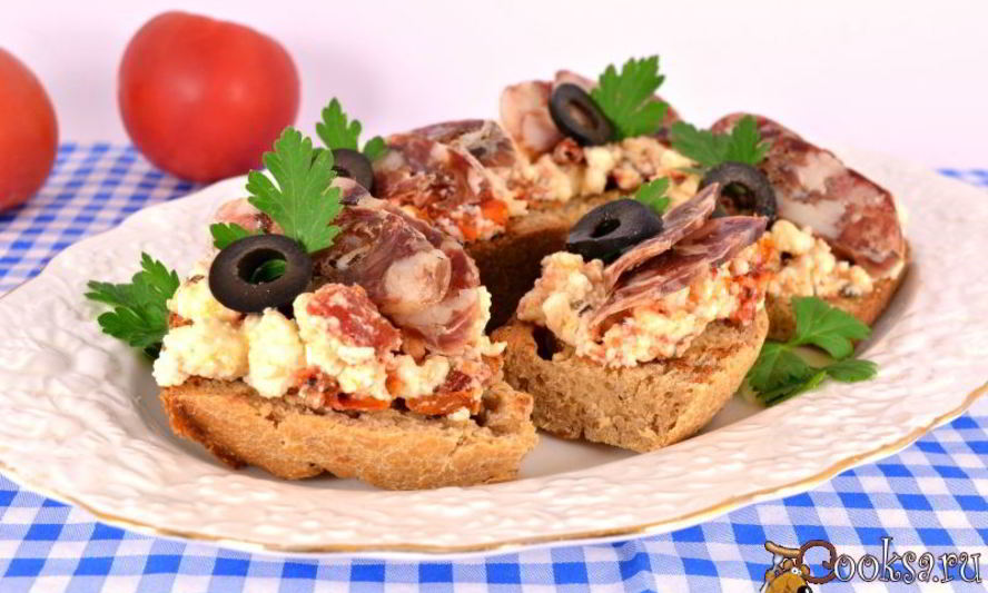 Рецепт бутербродов с брынзой, вялеными помидорами и сыровяленой колбасой