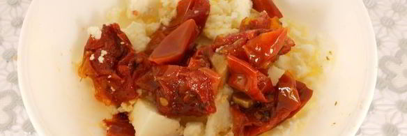 бутерброды с брынзой, вялеными помидорами и сыровяленой колбасой