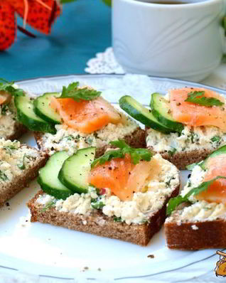 Бутерброды с фетой и семгой