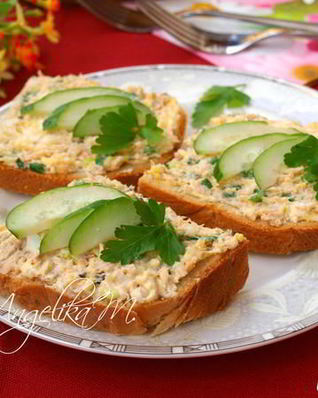 Бутерброды с консервированной горбушей и сыром