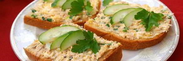 бутерброды с консервированной горбушей и сыром